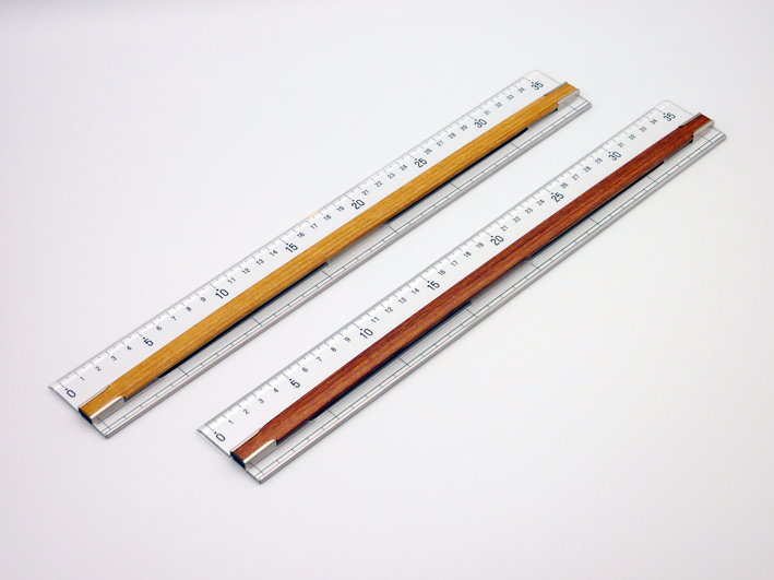 ユニバーサル定規３５ｃｍ（Tapiro 2 Wood）,定規の両サイドを固定することでズレない,ずれないカッティング定規,滑らないカッティング定規・Non-slip cutting ruler